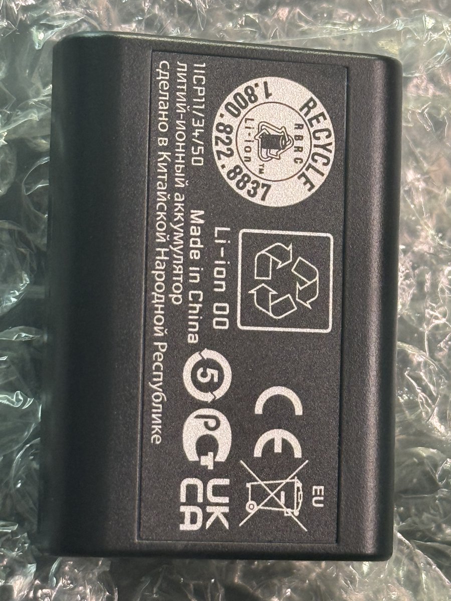 LeicaRumors's tweet photo. Not impressed with the packaging of the new batch of Leica M9 batteries: https://t.co/bgsbe1ArrV 
They ship in a plastic bag. For $209, they could have added a box. Leica recently started selling brand new batteries for Leica M9, M240, and M10 cameras:
https://t.co/4b7fZGt2Cc https://t.co/OgHzwQ1CzF