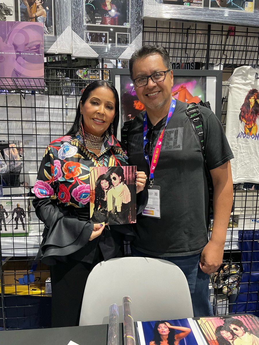 robertsimages's tweet photo. With the beautiful Apollonia at San Diego Comic Con. She was super nice and gracious with the fans there. 💜 Highlight of con for me https://t.co/jxVA8foGq5