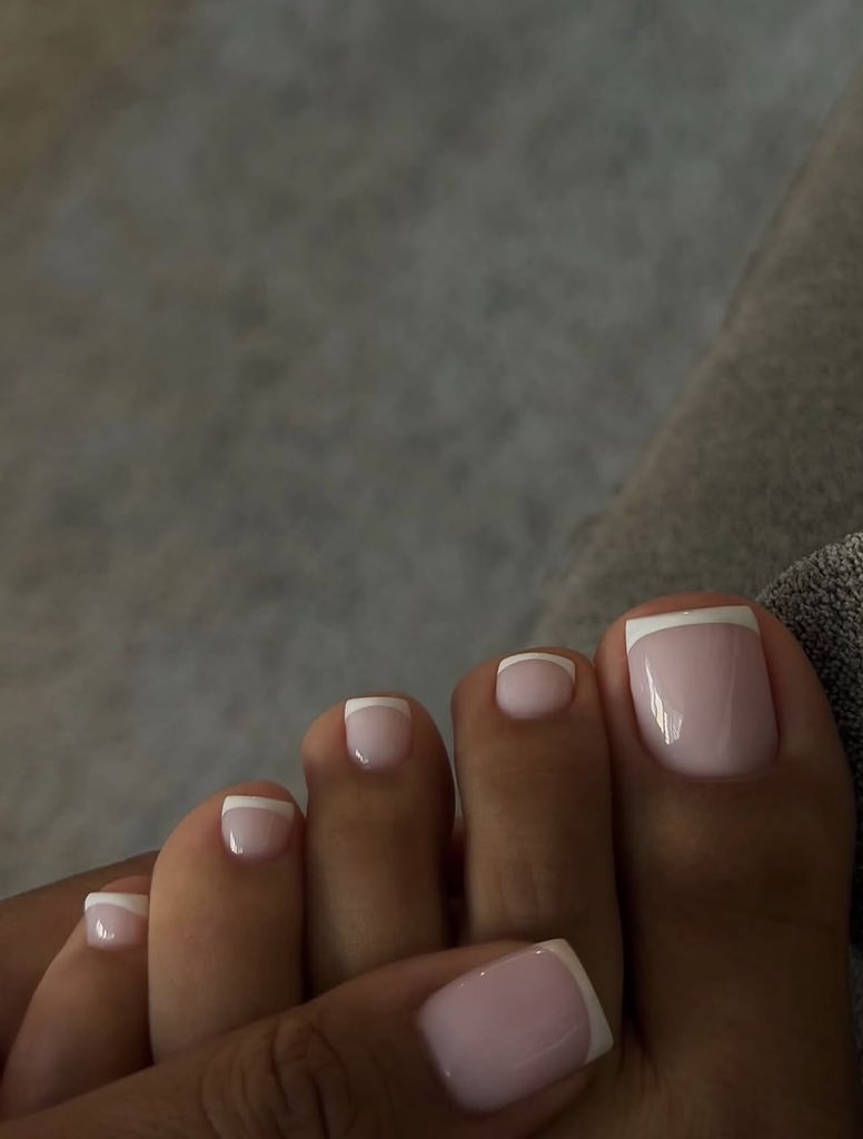 chicsofiaaa's tweet photo. Pédicure faites 👀 vous aimez ? 

#feet #feetfetısh #pedicure https://t.co/4AmKffaXel