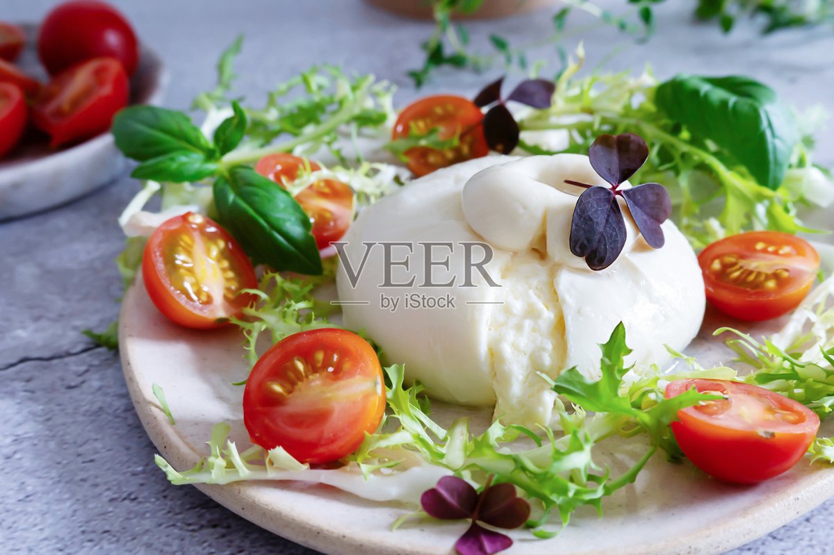 AgathaPennie's tweet photo. Stocked up on fresh cherry tomatoes, basil, and mozzarella tonight! Tomorrow’s caprese salad will be chef’s kiss  #GroceryHaul #FreshEats， https://t.co/wwx8UNpOmL