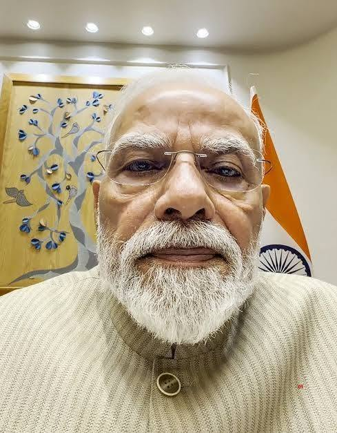 PrashantTandy's tweet photo. मोदी सिर्फ प्रधानमंत्री नहीं एक इंसान के तौर पर फेल हुये हैं:
मोदी जी गर्मी में गन्ने का जूस और जाड़ों में मूंगफली का ठेला लगाने लगाने वाली मौसमी जुमलेबाजी से अब युवाओं को झांसा नहीं दे पायेंगे. आपकी राजनीति का बेस नफ़रत है जिसकी बुनियाद गुजरात 2002 है - उसे अभी तक बदल नहीं पाये.
आपकी छवि एक अनपढ़ नेता की बन चुकी जो चुनाव में भैंस चुरा जायेंगे जैसे बेतुके भाषणों से बनी है. 25 साल नफ़रत परोसने के बाद इंस्टाग्राम पर "थैंकयू फ्रेंड्स" की रील्स बनाने से देवता नहीं बन जायेंगे.
जो पत्रकार और बेईमान इंफ्लुएंसर्स आपकी हर मूर्खता को मास्टरस्ट्रोक बताते हैं वो नये समाज के हाशिये पर जा चुके हैं.
जंतर मंतर ने नफ़रत और डर की राजनीति के खिलाफ़ फैसला सुना दिया है - वहां किसी ज्ञानेश कुमार का SIR नहीं चला, ओम बिड़ला युवाओं का माइक नहीं बंद कर पाये. जंतर मंतर का नैतिक वजन जस्टिस सूर्यकांत की बेंच से कई हज़ार गुना भारी था.
गोदी मीडिया अब सिर्फ वाट्सऐप बूढ़ों को ही प्रभावित कर सकता है - युवा इसे देखते तक नहीं - रिजेक्ट करने की बात तो दूर है.
जो नफ़रत का किला आपने बनाया उस पर जेन ज़ी का बुलडोज़र चल चुका है, नफ़रत के कमांडर्स घायल हैं या मारे जा चुके हैं - एक लाश गोदी मीडिया की भी पड़ी है वहां.
आप इस खंडहर में अकेले खड़े हैं और "थैंकयू फ्रेंड्स" की रील बना रहे हैं.
ये बनावटी रील्स उन तमाम सच्चाईयों पर पर्दा नहीं डाल सकती जिनकी गवाही जंतर मंतर दे रहा है.
# NEET पेपर लीक की सरगना संजीव मुखिया को सीबीआई क्लीन चिट दे चुकी है जब युवा जंतर मंतर पर थे.
# पेपर लीक के बाद निराश छात्रों ने सुसाइड कर लिया, जंतर मंतर इनके लिये रोया, राहुल गांधी ने उनके पेरेंट्स को मंच दिया और उनका दुख साझा किया लेकिन नरेंद्र मोदी ने संवेदना का एक शब्द भी नहीं बोला. मोदी की नफ़रत की पॉलिटिक्स में संवेदना प्रकट करने का दस्तूर ही नहीं है.
# 20 जुलाई को छात्रों के उपर पेलेट गन, शॉक बेटन, आंसू गैस और कीलों लगे डंडों से हमला करने की इजाज़त किसने दी? किसने इजाज़त दी कि ऐसे घातक हथियारों का इस्तेमाल निहत्थे छात्रों पर किया जाये? पुलिस वालों पर क्या एक्शन हुआ?
# इन छात्रों से संवेदना रखने वालों ने जब जंतर मंतर पर ऑनलाइन खाना भेजना शुरु किया तो समाज का ये खूबसूरत पहलू भी आपकी नफ़रत की पॉलिटिक्स के आड़े आ गया और इन सर्विसेज़ को बैन कर दिया.
# आपकी सरकार, पार्टी के सीनियर लोगों और गोदी मीडिया ने छात्रों को आतंकवादी, विदेशी एजेंट कहा.
मोदी सिर्फ प्रधानमंत्री के तौर पर नहीं एक इंसान के तौर पर फेल हुये हैं.