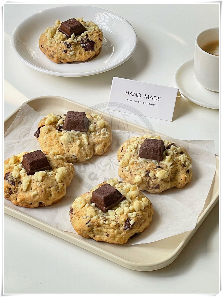 deyeee666's tweet photo. Just pulled warm, buttery chocolate chip cookies out of the oven—they’re chewy, golden, and smell like pure happiness. Nothing beats this cozy baking vibe on a quiet afternoon! https://t.co/vZJ6hJMuGw