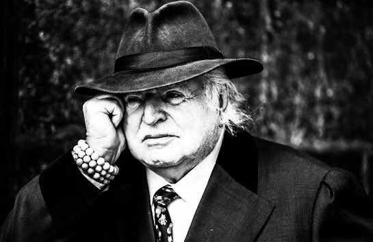 ZahradilJan's tweet photo. Kdo neprožil “devadesátky”, nikdy to nepochopí. Nádherná a klíčová dekáda, tehdy vznikala moderní česká státnost - politicky, ekonomicky, kulturně…Dodnes z toho žijeme. 
Milan Knížák byl toho všeho organickou součástí. Pro mě jeden ze symbolů světa, co bohužel mizí…🖤 https://t.co/Wkx7hHLWsK