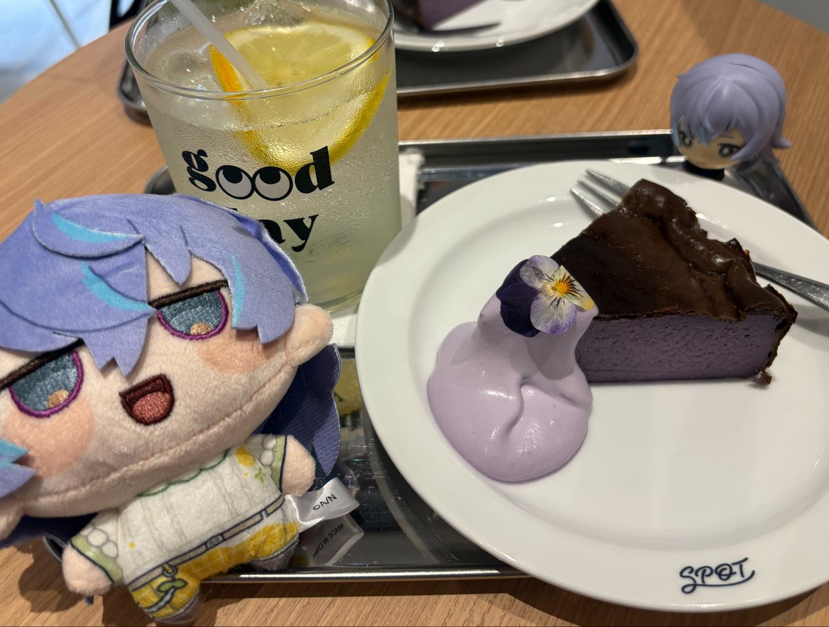 tankdng's tweet photo. ⟡.·ﾎﾛﾜｰと異文化交流⟡.·

今日は本当に楽しかった❕
お互いの推し活連れ回しみたいな感じ超良かった^  ̫^

お店で手に取るもの紫ばっかりでわかりやすいオタクたち-⁔-

久々に絡んだとは思えなかったよ~🌟(久々の絡みなのにオフで会うのやばい)

また遊ぼ〜ねჱ̒( ^.  ̫ .^) https://t.co/YEDqjkcbi5