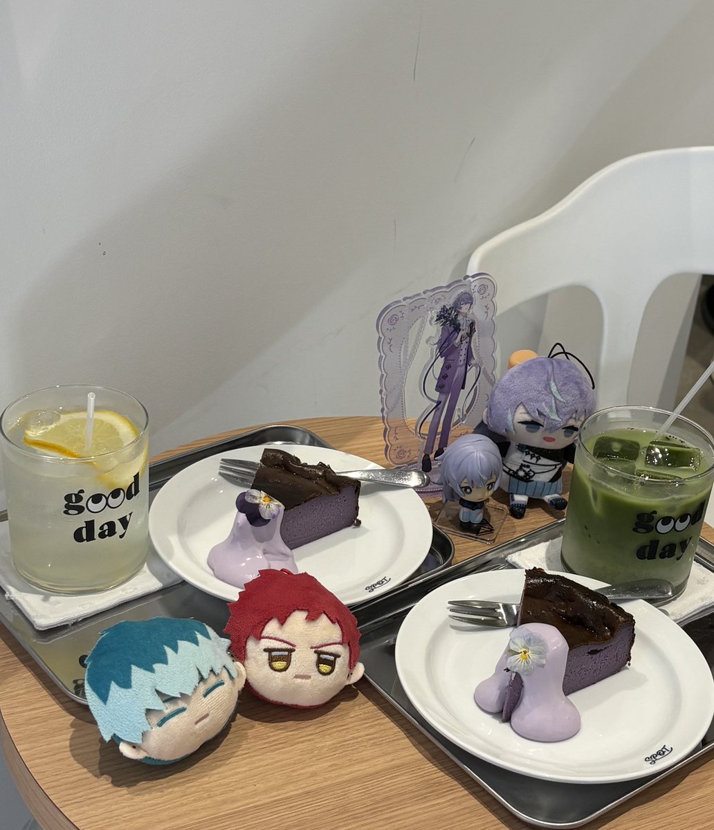 tankdng's tweet photo. ⟡.·ﾎﾛﾜｰと異文化交流⟡.·

今日は本当に楽しかった❕
お互いの推し活連れ回しみたいな感じ超良かった^  ̫^

お店で手に取るもの紫ばっかりでわかりやすいオタクたち-⁔-

久々に絡んだとは思えなかったよ~🌟(久々の絡みなのにオフで会うのやばい)

また遊ぼ〜ねჱ̒( ^.  ̫ .^) https://t.co/YEDqjkcbi5
