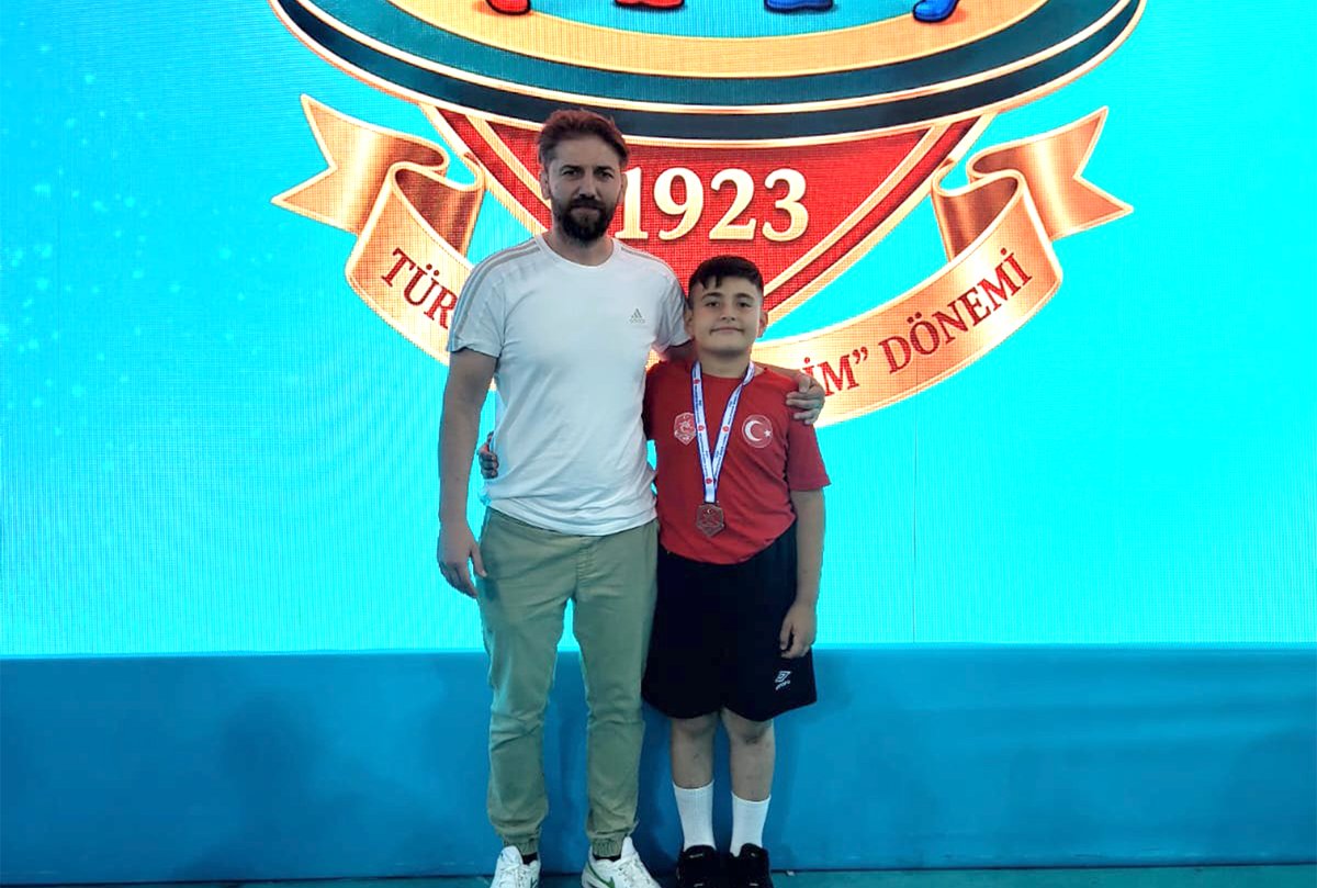 GSB_Karaman's tweet photo. Karamanlı minik güreşçiler Türkiye Şampiyonası’nda önemli başarılara imza attı!

🏆 Muhammed Taklut Türkiye Şampiyonu
🥉 Muhammed Solmaz Türkiye Üçüncüsü
👏 İsak Öztürk ve Ahmet Selim Eren Türkiye Beşincisi
Sporcularımızı, antrenörlerimizi ve kulüplerimizi tebrik ediyoruz.👏 https://t.co/vMkJyK1YjY