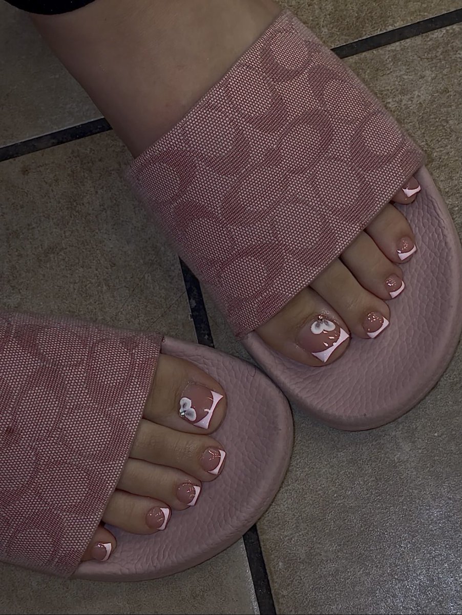 chicsofiaaa's tweet photo. Qui aiment les beaux pieds par ici ? 🫣 https://t.co/SIiMVOy38Y