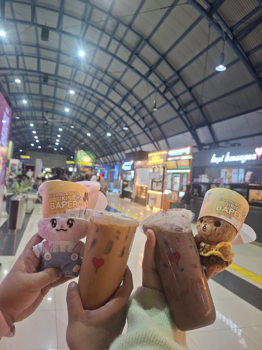 ayy_yyyyyy's tweet photo. Di stasiun palmerah tiga jam yang lalu
🐱 : abang banana varian (nengok ke haechan) ada bang??
🐮 : (abangnya nengok juga) ohh ada
🐱 : anuu cup sleeves nya ada kahh??
🐮 : adaa tapi cuma warna kuning doang 
🐱 : yahh 😕 https://t.co/dGyI07Z4Sr