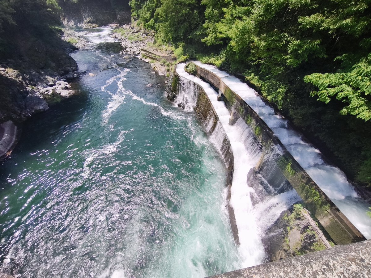 shu_spn's tweet photo. エメラルドグリーンで話題になっている、岐阜県の金原ダムにいってきました
めちゃくちゃ夏を感じてきた https://t.co/c0MU5PeZWQ