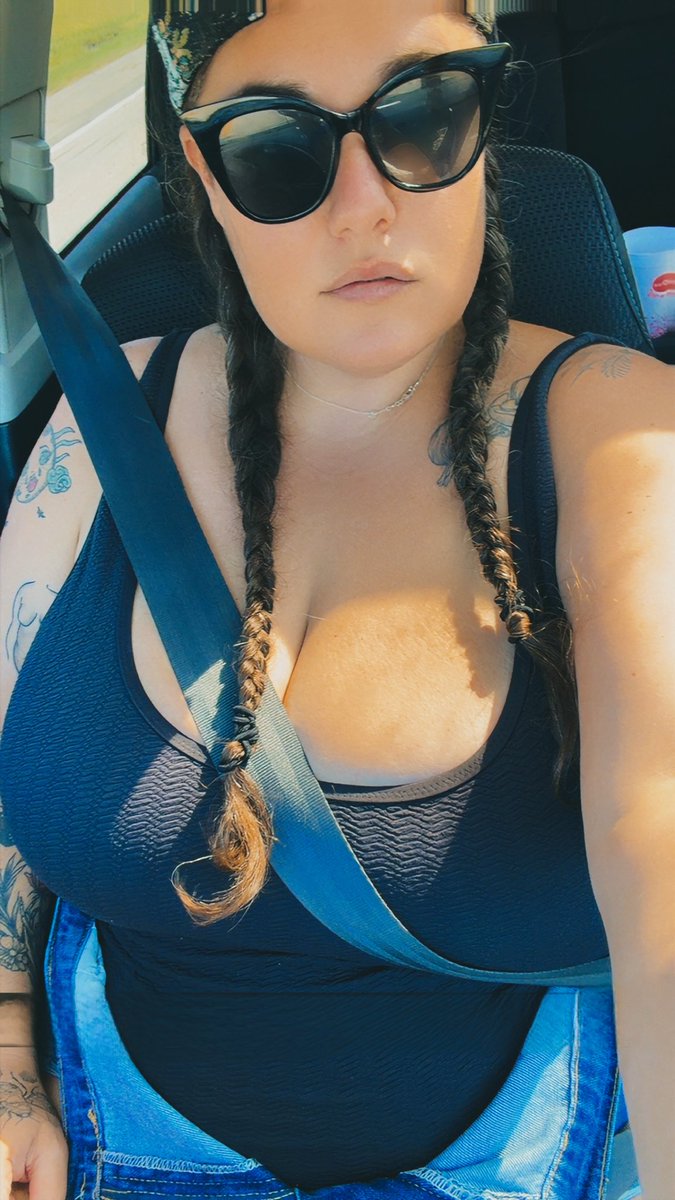 Jennifer_Chelle's tweet photo. Sometimes I forget just cause I’m a fat bitch don’t mean I ain’t a pretty bitch! 
#ThickAndPretty https://t.co/gFYeusyTGC