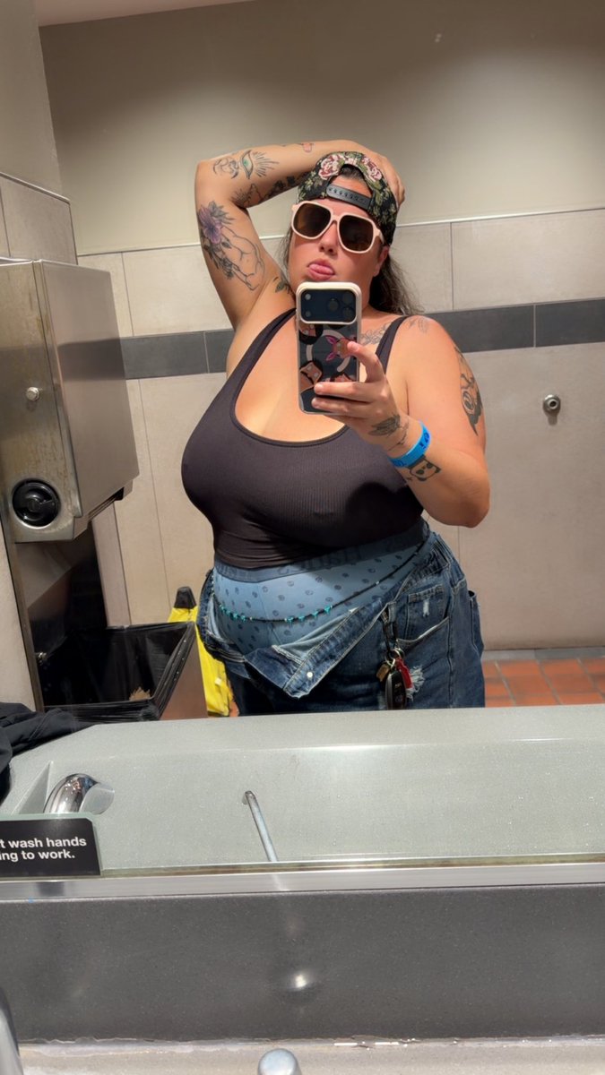 Jennifer_Chelle's tweet photo. Sometimes I forget just cause I’m a fat bitch don’t mean I ain’t a pretty bitch! 
#ThickAndPretty https://t.co/gFYeusyTGC