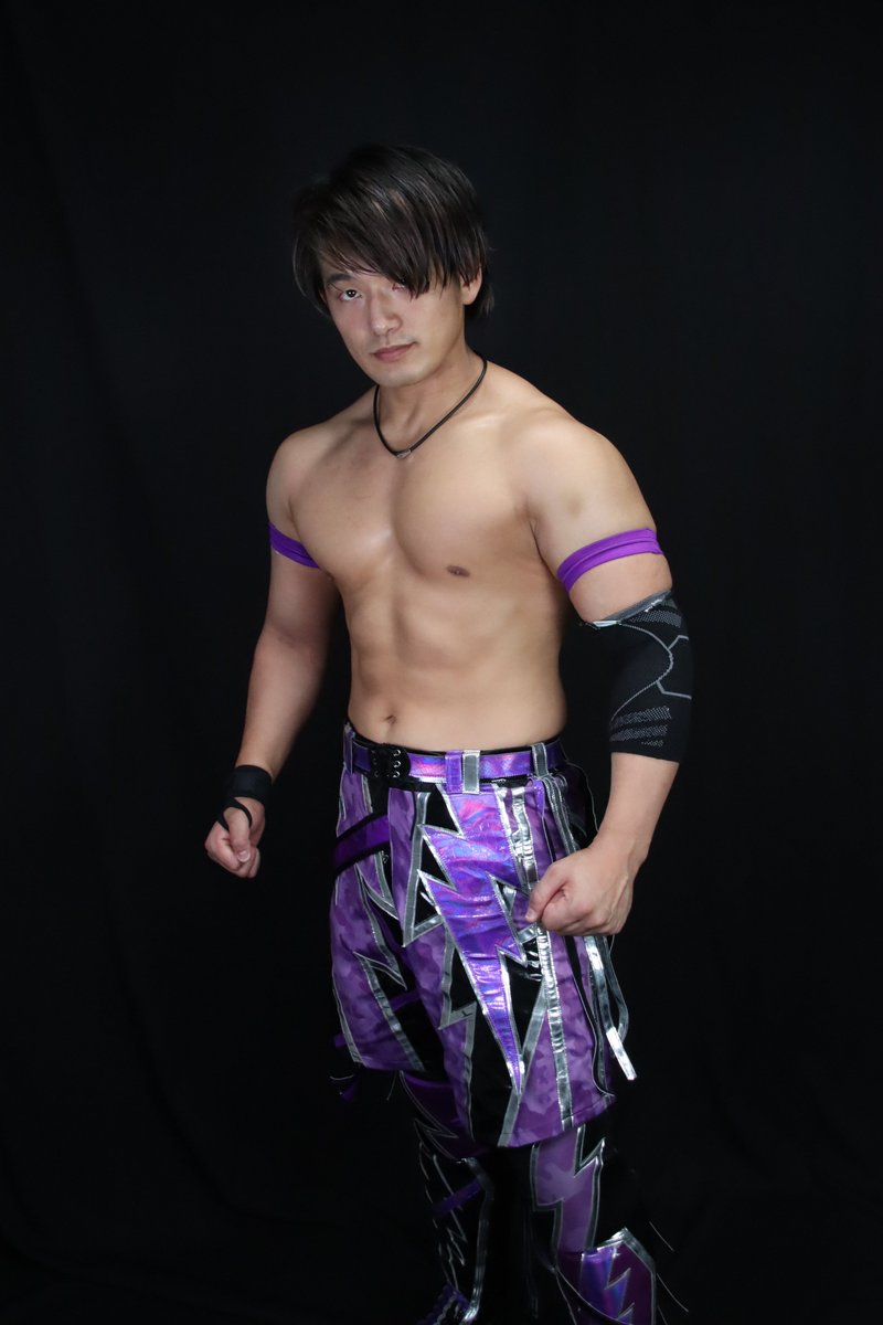 t_k_style's tweet photo. 5.17から使用してるニューコスバージョンの写真も撮ったぞ！

前作の赤黒は尊敬するレスラーをリスペクトしたコスチューム

今回は完全オリジナルで作らせて貰った！

紫の寺前和樹にもご期待くださいな！

 #プロレス
 #寺前和樹 https://t.co/AyrmoUEN37