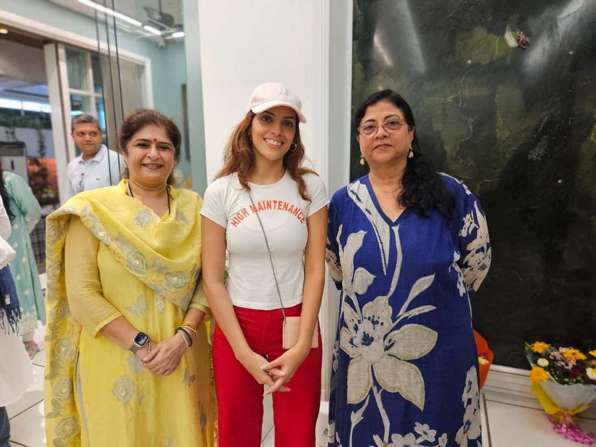 ThakareShalini's tweet photo. मुंबई पोलिसांच्या गाडी समोर निर्भीडपणे उभी राहिलेली रिया अहिर हिचे कौतुक केले.

Meet Brave girl @rhiyaahir ♥️

#StudentsProtest #RhiyaAhir https://t.co/2gFPq1mgmN