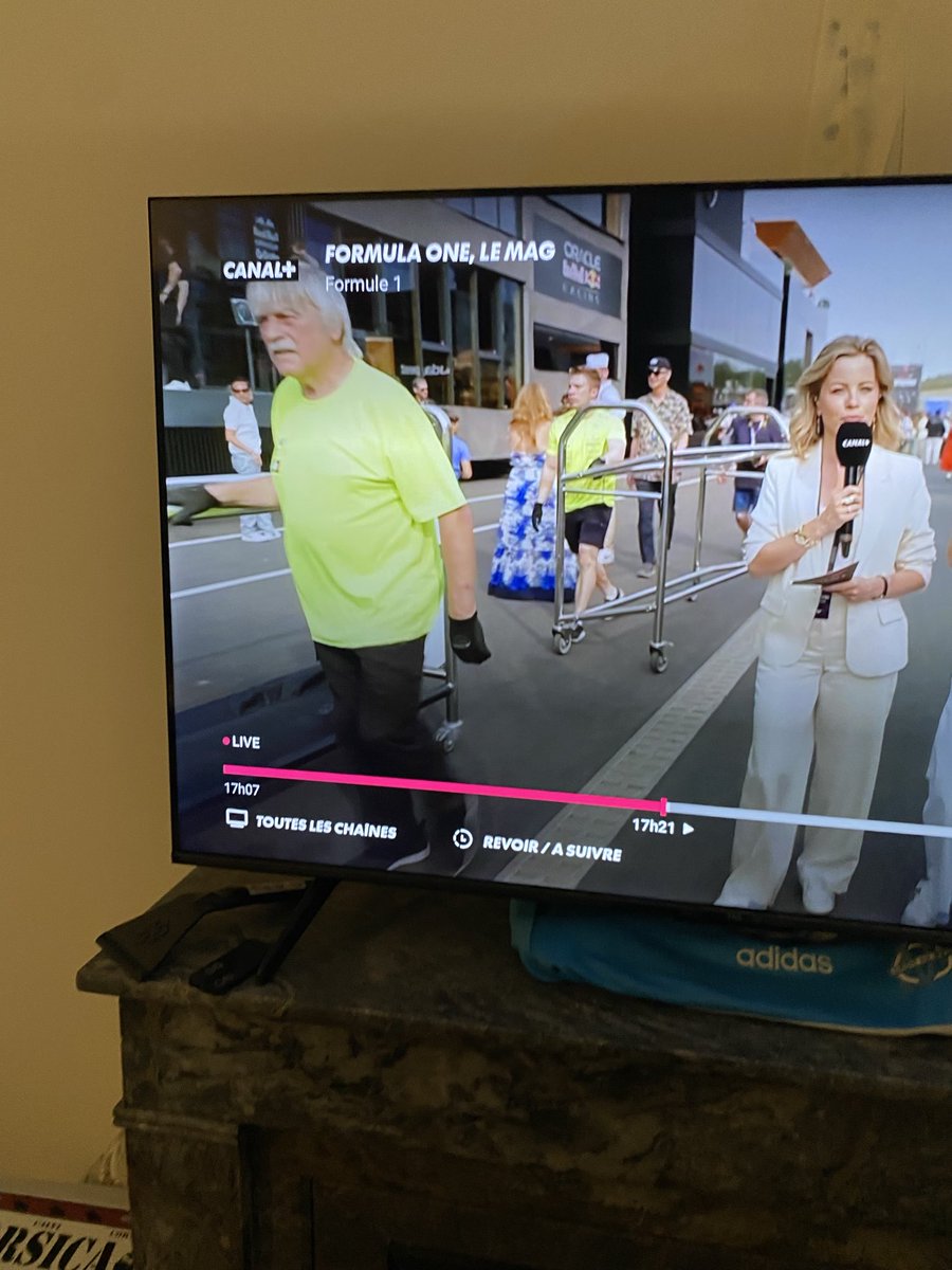 MehdiGiraud's tweet photo. Il a repris du poil de la bête Renaud il bosse en formule 1 !! 🤣🤣 il est en forme 🤣🤣 #F1 #Renaud @CazarreEnchaine https://t.co/wSAaIOmtjZ