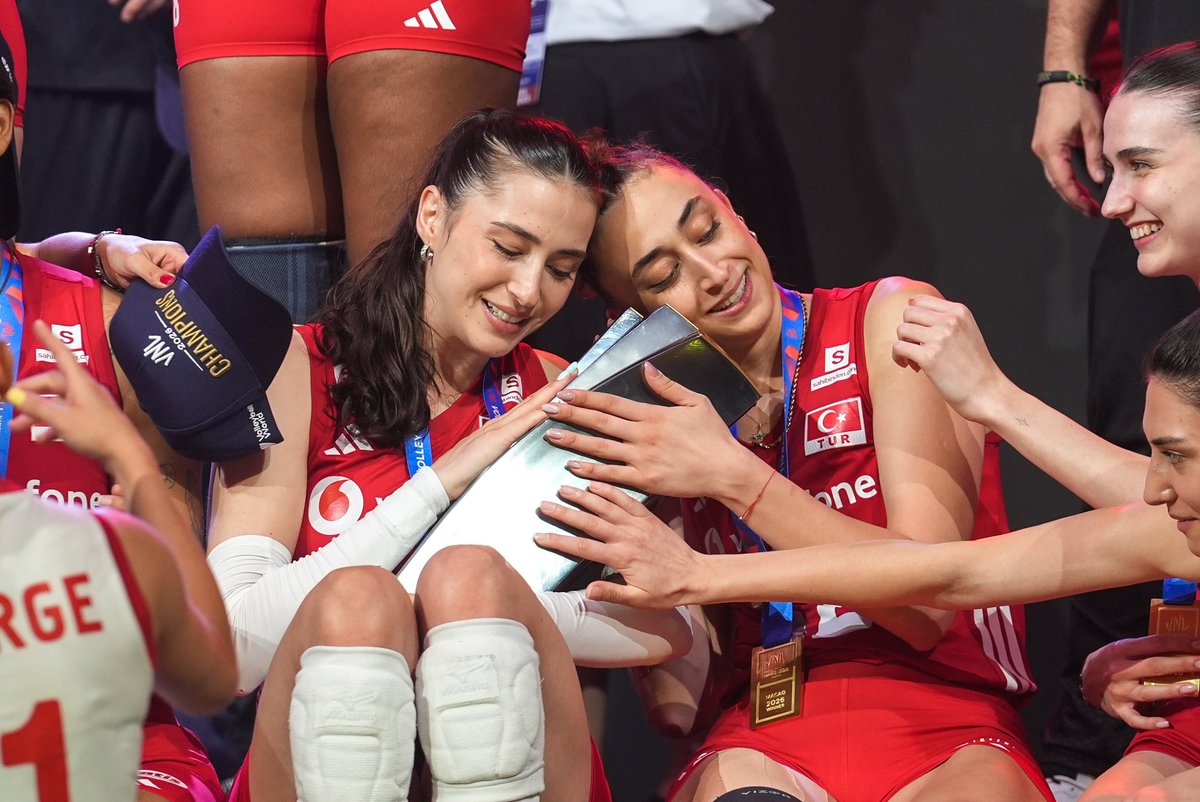 onedio's tweet photo. Şampiyonluk kupası ve Şahin kardeşler 🥹🏆 https://t.co/NLcVZDky57