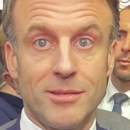 Barouwhyte's tweet photo. @FredGaulois Pendant ce temps, l'autre abruti prend des vacances sans prendre de réelle initiative FORTE pour sauver la France qui brûle sur tout le territoire !!!  😡
Il est responsable du désastre que subit le pays tout entier... 
en claquant à coup de milliards pour son pote Zelensky  !!!! https://t.co/mY8BJU3VRo