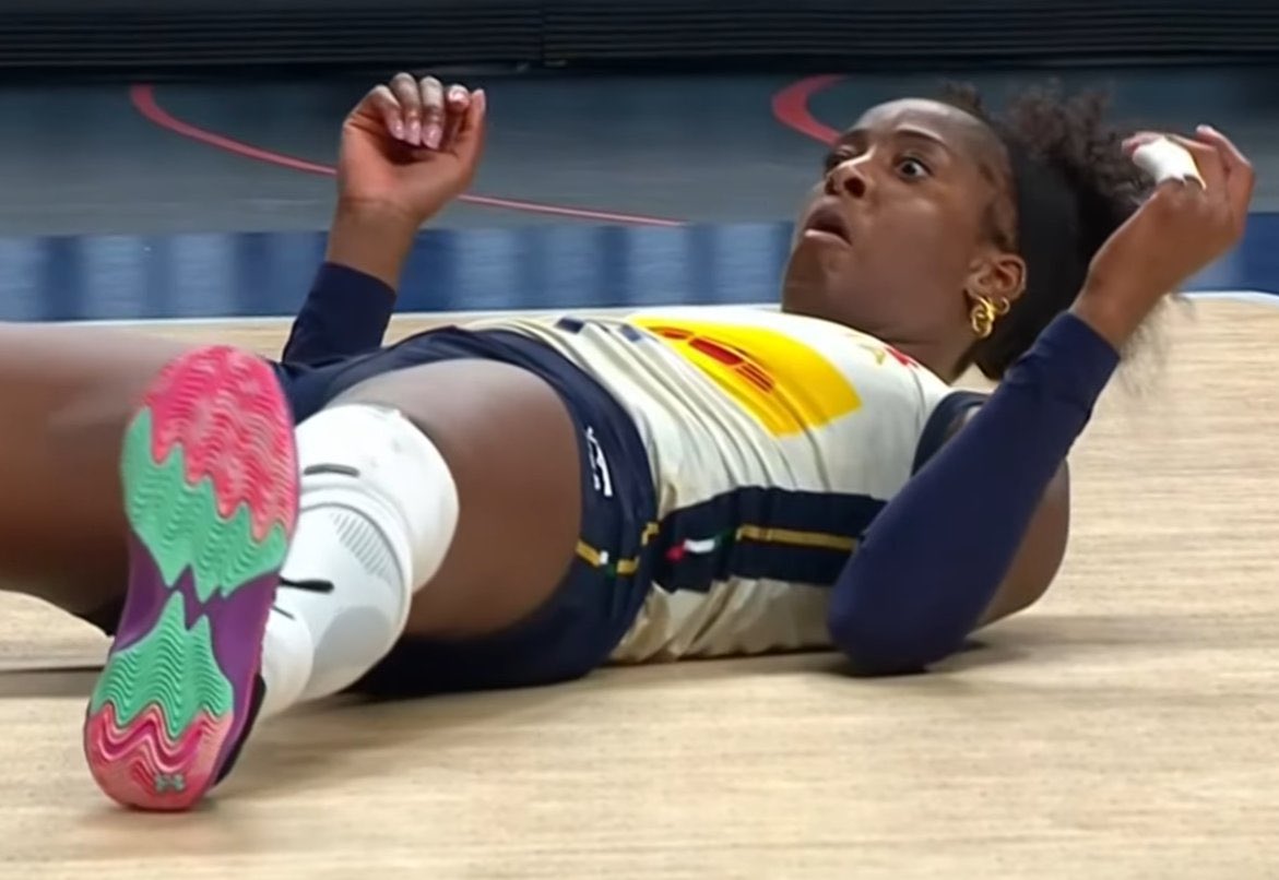SrtaDay's tweet photo. @QGdoVolei Rosa afundou a Itália 💚💛💙 a prata veio dos milagres dela sim 🥰 https://t.co/wA2Uu4uH3q