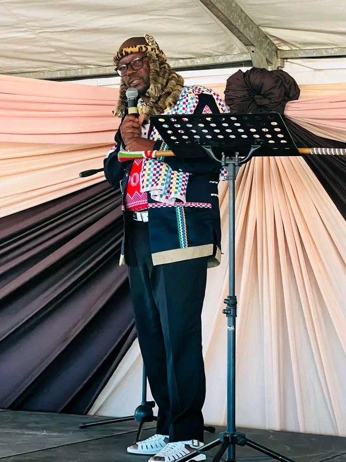 PhakelaMthakath's tweet photo. Inkosi Lushaba oShabeni 👏🏾🧎🏽.

Bayahlonipha abantu baSoshabeni kuhlonipha ngisho abafundisi 🙌🏾🙌🏾🙌🏾🙌🏾🙌🏾👏🏾🧎🏽. https://t.co/ejeDWdVU5H