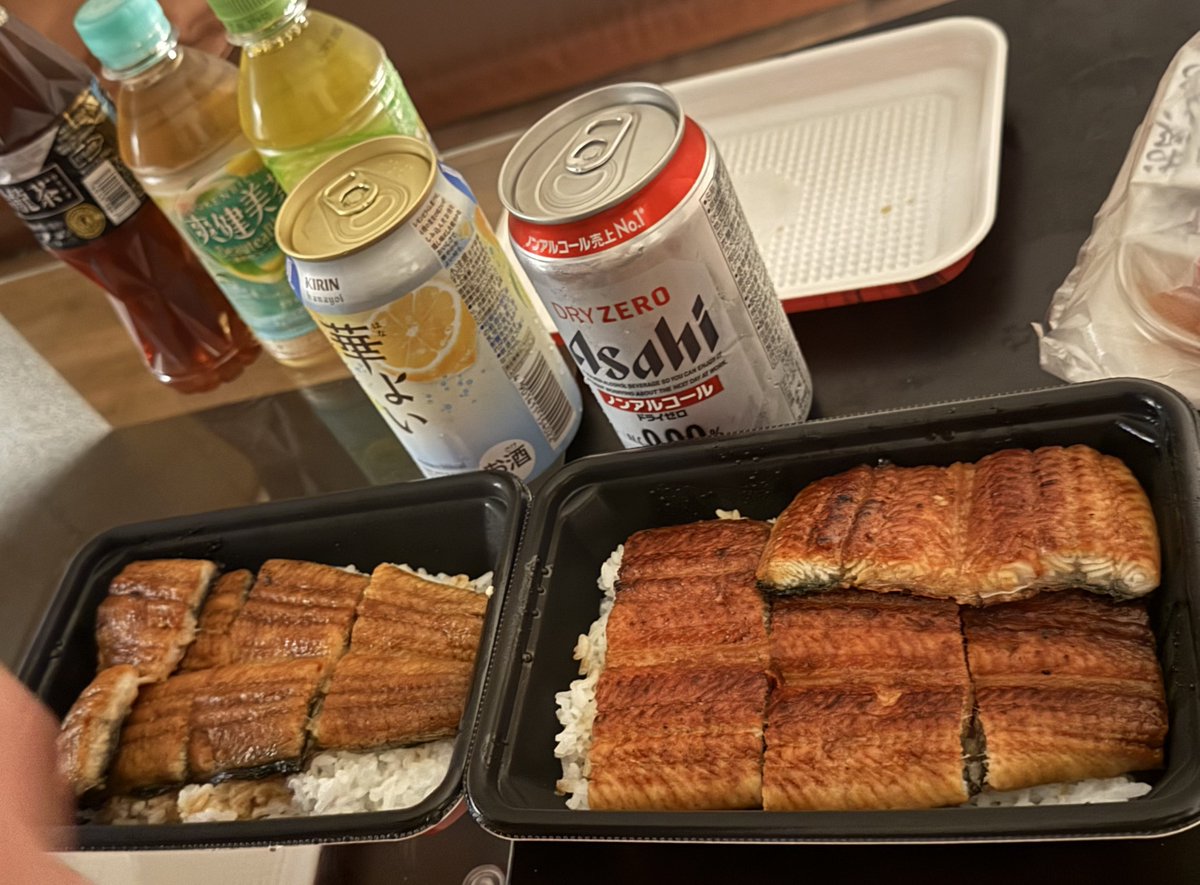 HANABIkeybow's tweet photo. 柏崎の花火を見ながらオキニと食べる鰻は格別でした😊 https://t.co/08Wm35bFNL