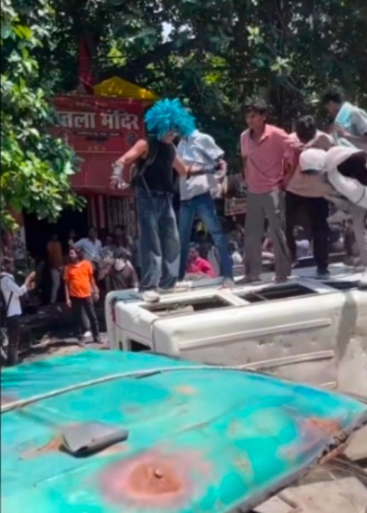 Pravinvrma's tweet photo. He has no sense of doing danga!

ऐसे जाते हैं दंगा करने?

मुंह पे कपड़ा बांधते है जिससे आइडेंटिटी छिपे (खैर अब आधुनिकता के कारण छिपती नहीं है)

लेकिन अलग से नीले बाल लगा कर, "बैडी" बनकर दंगा करोगे, पुलिस की गाड़ी तोड़ोगे, तो कैसे चलेगा?

#mirabai_chanu | मीराबाई चानू https://t.co/KcchHYXWeJ