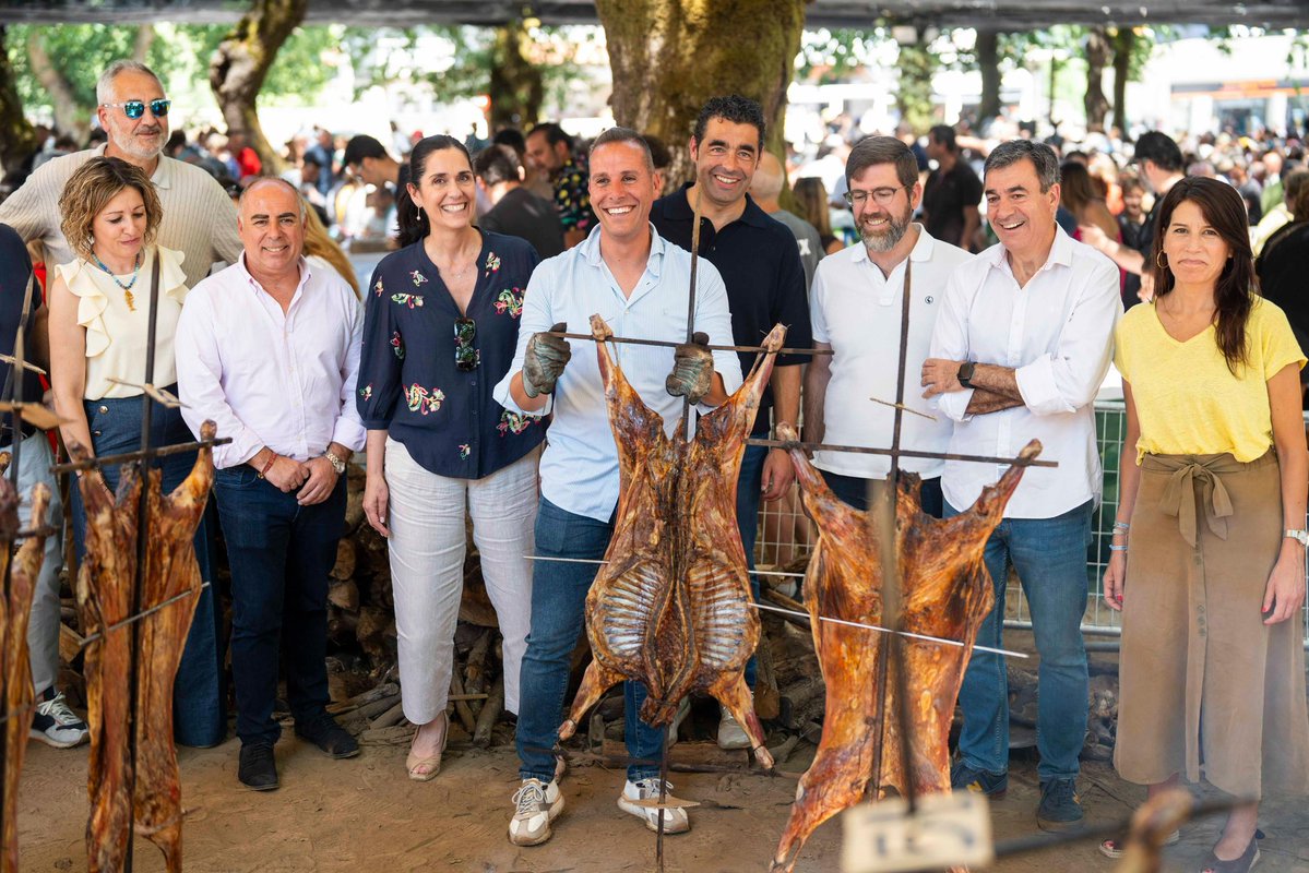 paulapra2's tweet photo. En Moraña, xunto ao alcalde Sito Gómez, vivindo unha das grandes citas gastronómicas de Galicia: a Festa do Carneiro ao Espeto. 🐑

Tradición, sabor e orgullo de ser galegos e galegas. https://t.co/vKCoOuM7oq