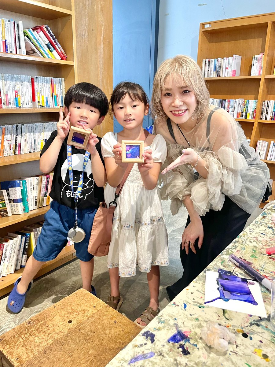 metukawa_magumi's tweet photo. 📍#homeworkvillage でのアルコールインクミニワークショップが終了しました！
みんなの笑顔にほっこり。
ご参加くださった皆様ありがとうございました！

#homefleawork #alcoholink #copic #Megumimatsukawa https://t.co/WHhf00el8m