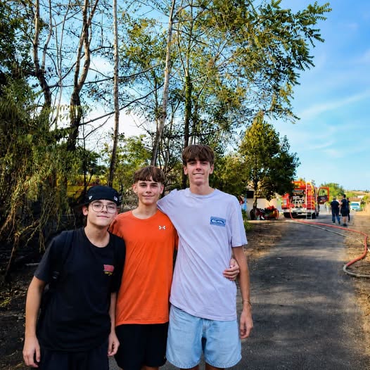 PatrioteEngager's tweet photo. #Héros  Trois adolescents de 15 ans sauvent un couple de retraités d’un #incendie en Gironde 
Mercredi Maxence Mathis et Roméo ont fait preuve d’un courage exceptionnel en portant secours à un couple de #retraités dont la maison était menacée par les flammes  👍👏 https://t.co/gs1NgUbcoK