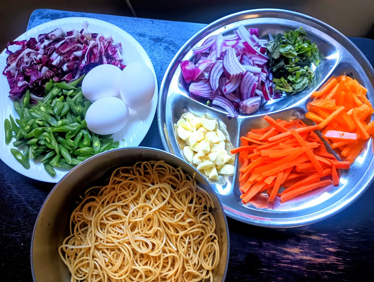 gauravsabnis's tweet photo. After 30+ years of regularly cooking vegetable &amp; egg noodles, I have gotten really good at it. It's really more about temperature and texture rather than the sauces or spices honestly. The right doneness for veggies &amp; noodles so they all shine individually and together! 😋 https://t.co/Ty7FRcqXMU