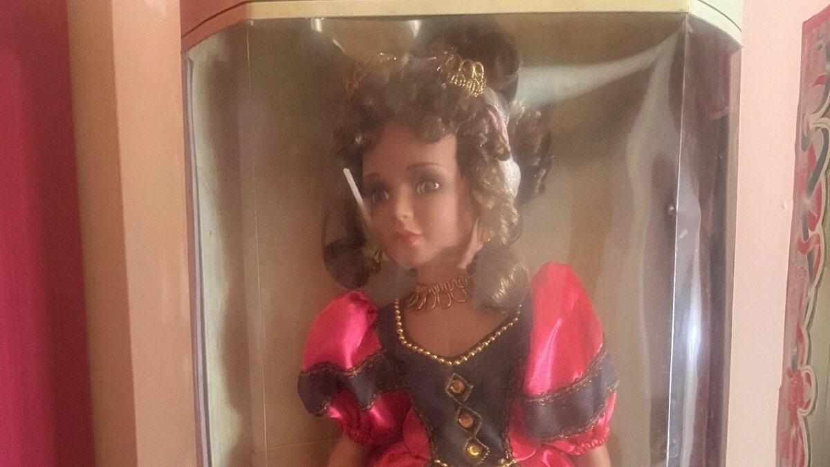 thatedtechlady's tweet photo. Selling a few things to save up for my wedding! Collector’s Edition Collectible Memories 16" Porcelain Doll https://t.co/UrrJLrJmUX #VintageDoll #PorcelainDoll #Collectibles #DollCollector #1990s #AfricanAmericanDoll #VintageToys #CollectorEdition #RareFind #eBayFinds https://t.co/F7wuFdjKzG