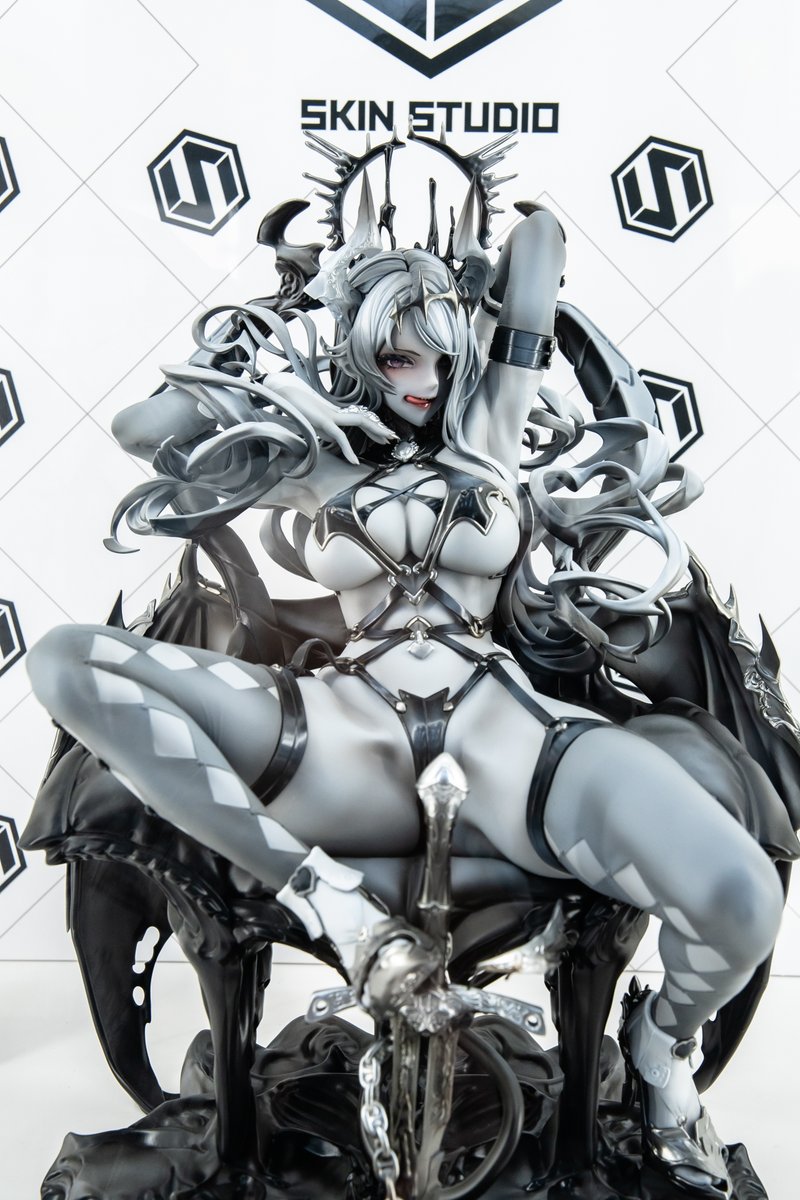 gnzhe's tweet photo. SKIN STUDIO×HobbySakuraの「欲張りサキュバスさん」
レズリゼロシックスさんのデカスケールでスタチューと美少女がうまいこと調和してるというか、とりあえずかっけぇ！
以前の他展示みたく彩色前のサフ的なサムシングでモノトーン？ https://t.co/mAvbhaEB9c