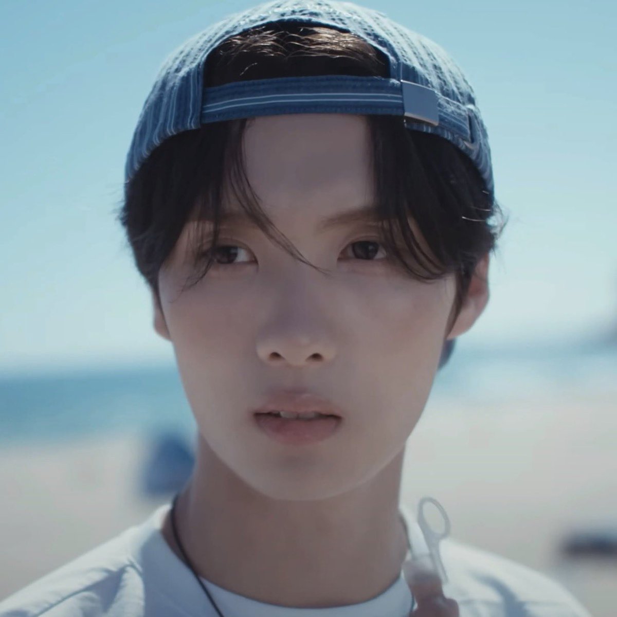 8luechive's tweet photo. 이러케생깅거좋음
모자뒤로쓴거조음
약간곱슬잇능거조음 https://t.co/J1p4mAZ3LM