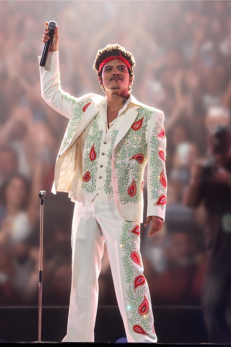 BrunoMarsAccess's tweet photo. LENDÁRIO! Bruno Mars ultrapassou a marca de 86 MILHÕES de seguidores no Spotify. https://t.co/p7tWNhasZ0