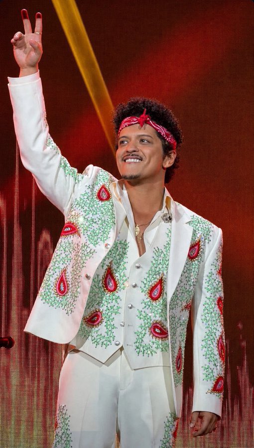 BrunoMarsAccess's tweet photo. LENDÁRIO! Bruno Mars ultrapassou a marca de 86 MILHÕES de seguidores no Spotify. https://t.co/p7tWNhasZ0