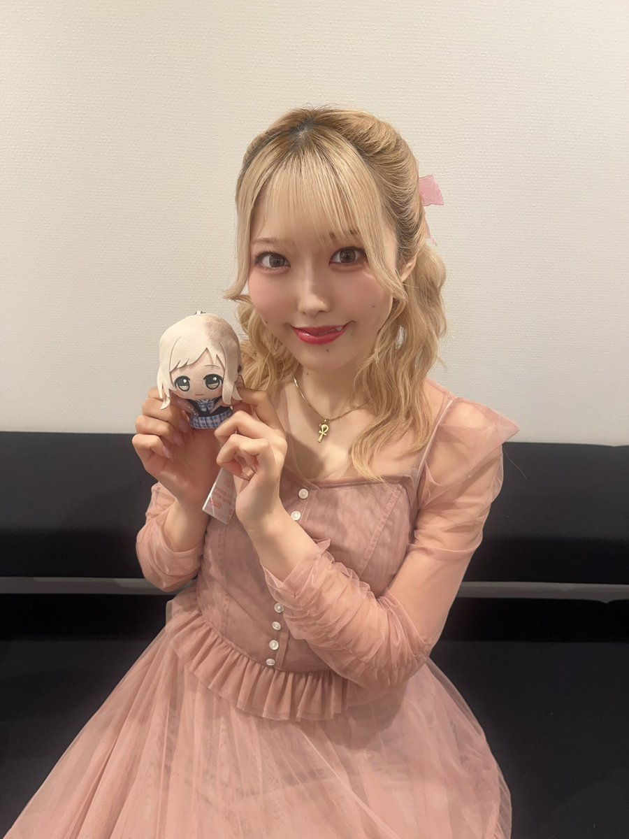 s_hitomi_'s tweet photo. #アイマス20周年ありがとう
SP生配信ありがとうございました！
真乃ぬいと出演させてもらいました🌸♡
これからもプロデューサーさんと一緒に、かけがえのない時間を過ごせるよう、真乃と全力で走り続けていきます！

#アイマスIWSF_DAY3 最高だったー！！ https://t.co/QDZ29SHUK8