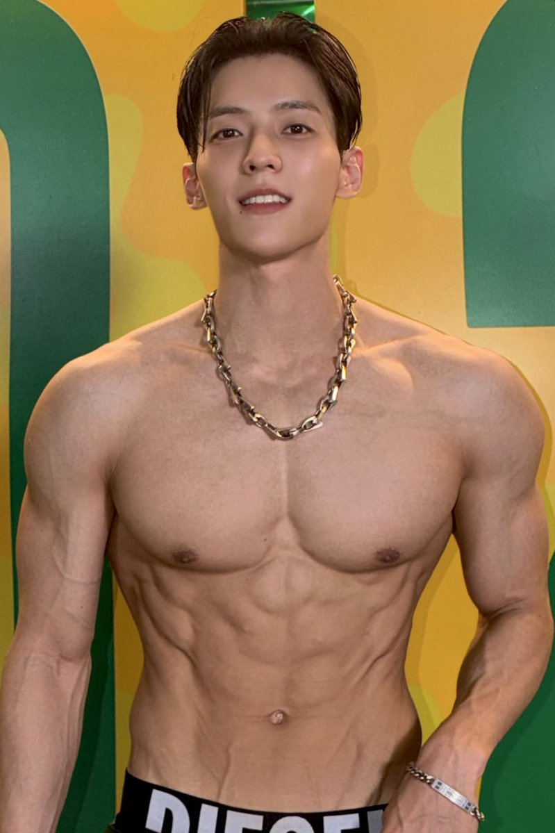 suhojinyoung's tweet photo. can’t get enough of minhyuk’s muscles… https://t.co/pqEj3eOsfD