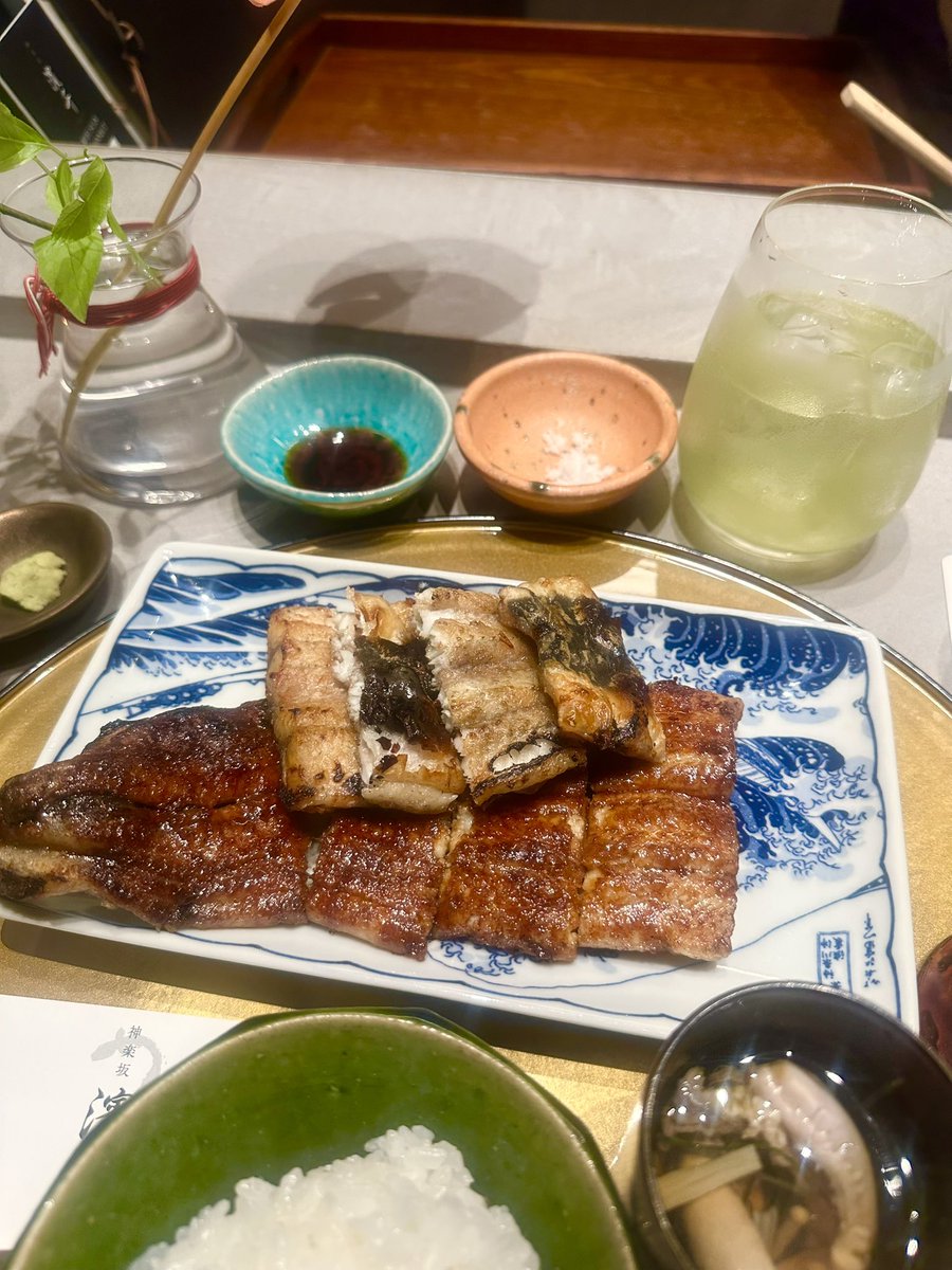 arapann's tweet photo. 土用の丑の日🍚
たれの蒲焼焼き、白焼き うなぎうまうま🤗土鍋で炊いた #龍の瞳 ☀️
スタミナ抜群ごちそうさまでした😋
#日常 #日常垢 #カフェすき #カフェ巡り #東京ランチ #カフェ活 #鰻 #神楽坂 https://t.co/ekNOqUjTJv