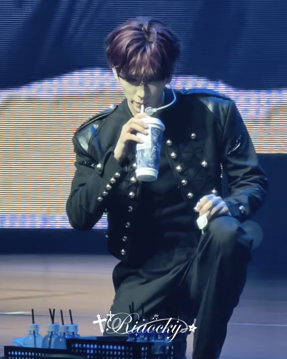 ricky_nyang520's tweet photo. ステージ上での水分補給としてCHAGEE飲んでんのWWWWWWWWWWWWWWWWWWWWWWWWWWWWWWWWWWWWWWWWWW https://t.co/uxlo3EUnfZ