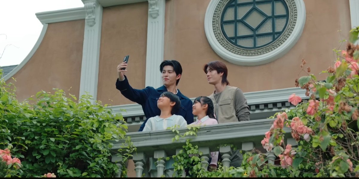 tysmlu00's tweet photo. Aside from the teaser for final ep these 3 scenes are still left! I really want to see the scene thee writing his vows!😭😭 and it seems like they changed the series shooting scene from the trailer to the new one in the teaser. And what is this family selfie?
#PeachAndMeSeriesEP3 https://t.co/i5rEen6yiJ