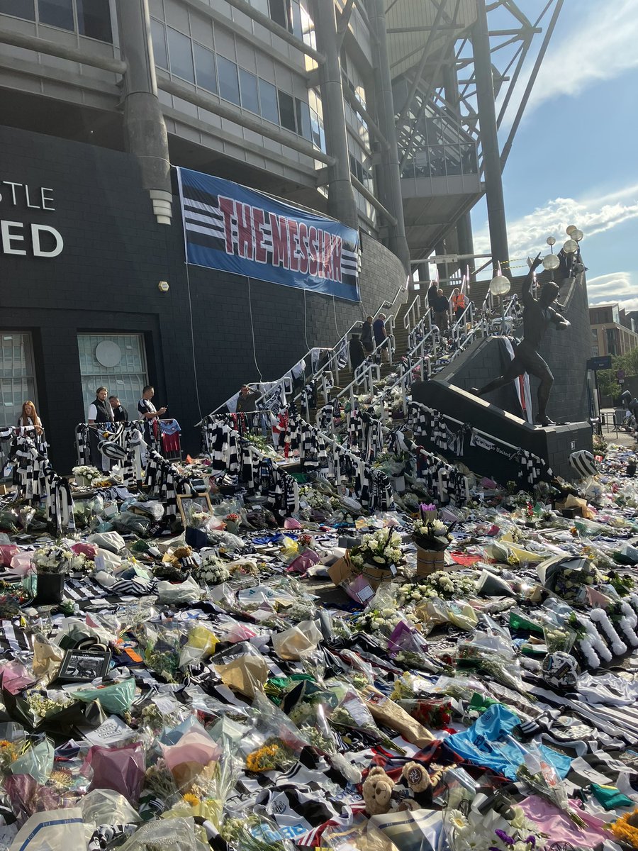 LennoxLavery's tweet photo. Quiet and reflective time early yesterday morning at SJP. Still hard to believe someone so full of life and energy has gone. What a guy. #kevinkeegan #bemorelikekevin #nufc https://t.co/waMnSvsX36