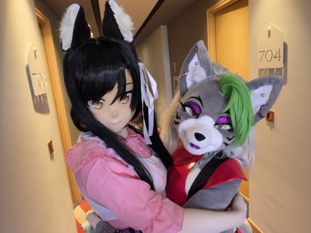 AnzuKig's tweet photo. Getting to hug Loona and Roxanne was such a wonderful moment. They're both so beautiful and absolutely adorable. I'm really happy. 🥹💕
#着ぐるみ #Kigurumi #LoonaHelluvaBoss #LoonaHellhound #RoxanneWolf #RoxanneFNAF https://t.co/GGKfIy8h7D