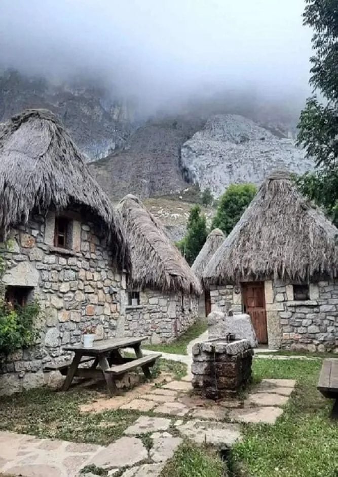 CelestinoGutirr's tweet photo. Teitos de #Somiedo y Cottages de #Irlanda . Una prueba más de sus antecedentes #celtas https://t.co/j600fnsx54