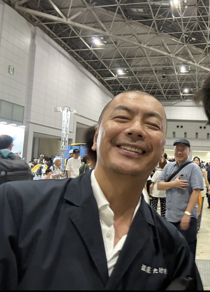 dc_Edd8's tweet photo. 会場で話してくれた皆様ありがとうございました！
土曜日は推しの今季初優勝も見れたしめっちゃ嬉しかった〜🏎️🥇
最後はたまたま写真を撮ってもらったRIP SLYMEのSUさんを添えて…
#fejp https://t.co/vNq6eaNx4q