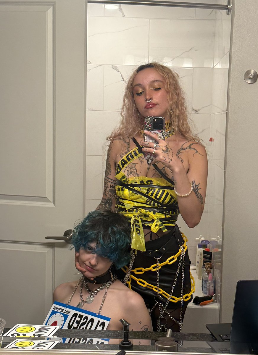 glitterslugz's tweet photo. the theme was no shirts 💋⚠️ https://t.co/Pjm6qvM4fh