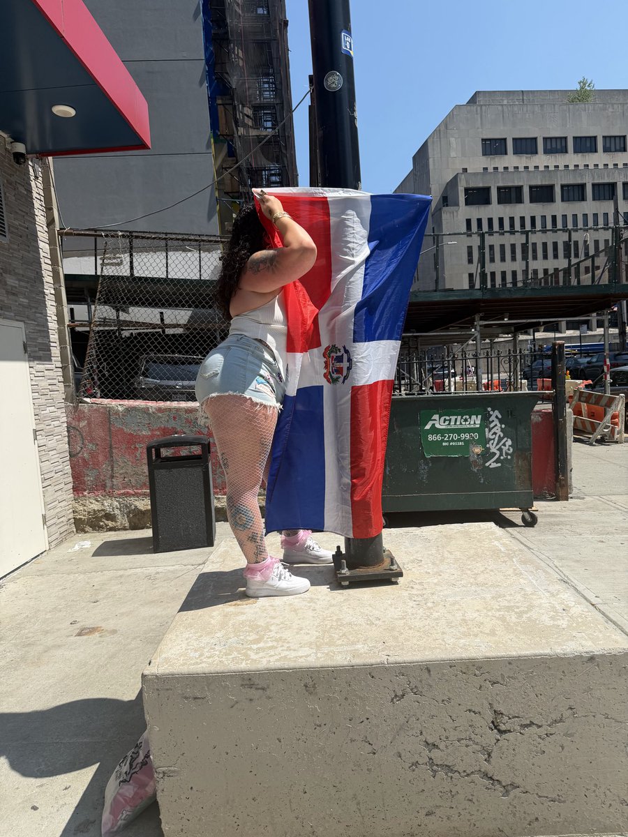 TraceyCorporan's tweet photo. NYC Dominican parade🇩🇴🥰 https://t.co/Cs2iCBBuKc