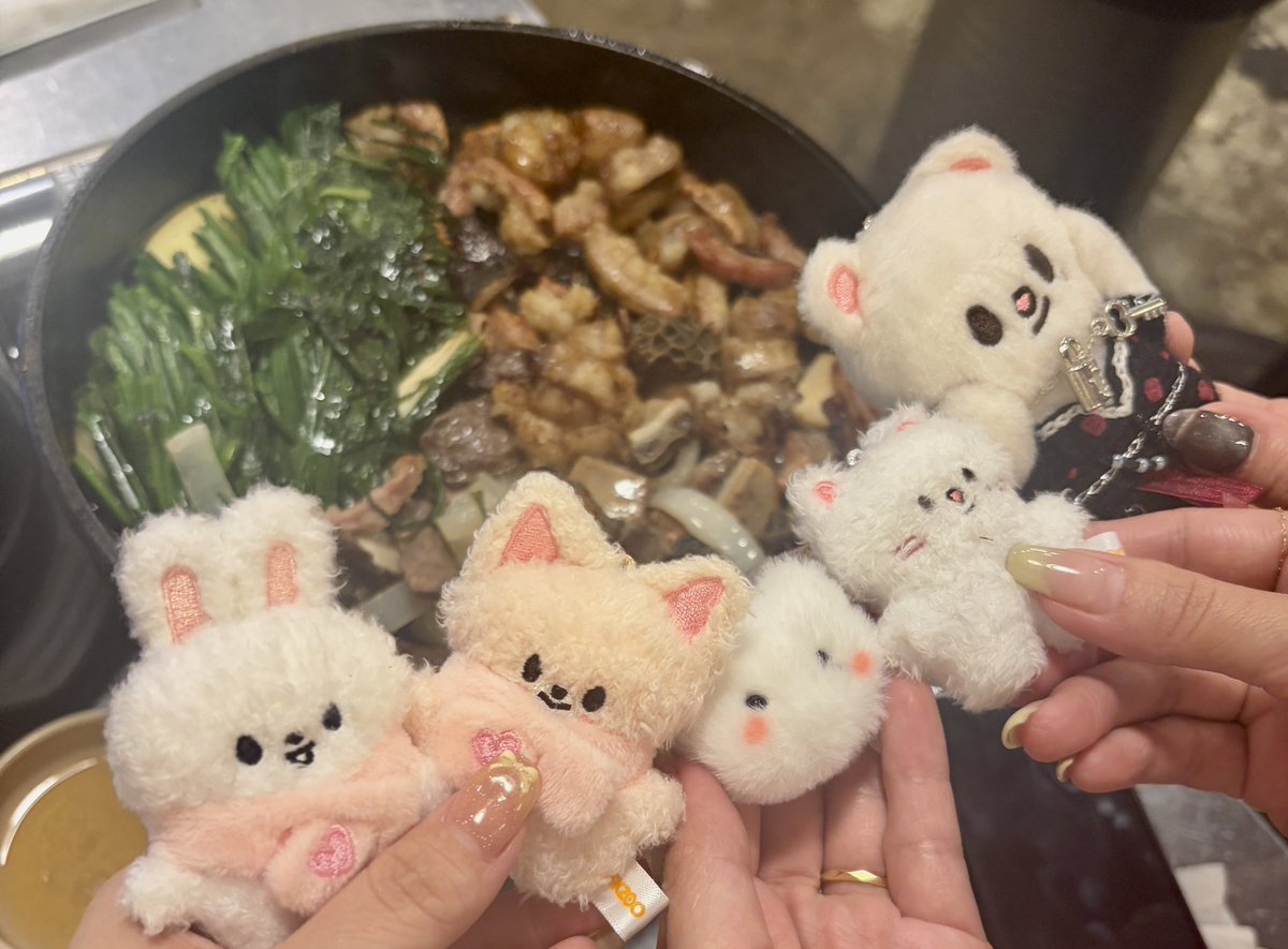 aaa211221's tweet photo. ライブの後半はグクにもっていかれ、知り合いのふりする友達に笑った1日でした🦊🐰 https://t.co/Ac98aJPP3W