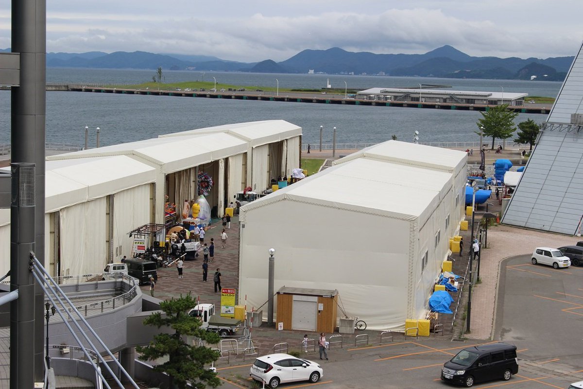 asms1672's tweet photo. 【散歩その２】
橋の上からの撮影📷✨✨
#青森ベイブリッジ
#青森県観光物産館アスパム
#ねぶた小屋 https://t.co/rkODfqKKpg