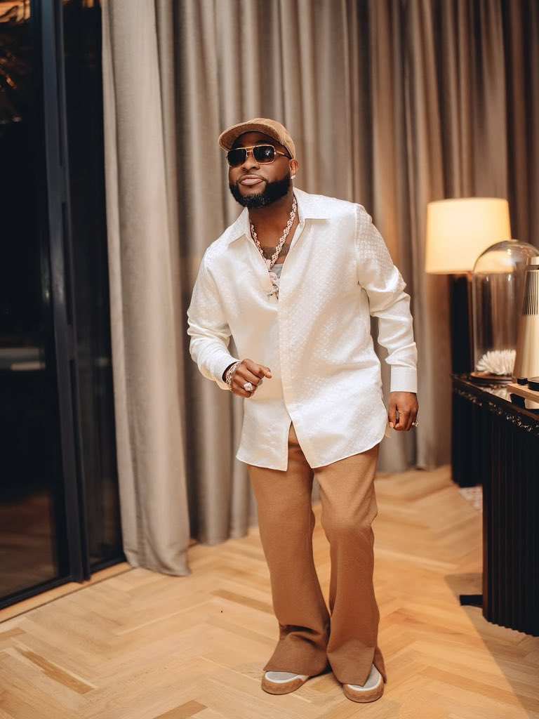 Olamide0fficial's tweet photo. Davido in new pictures 😍 https://t.co/tP0Z9LIvf7