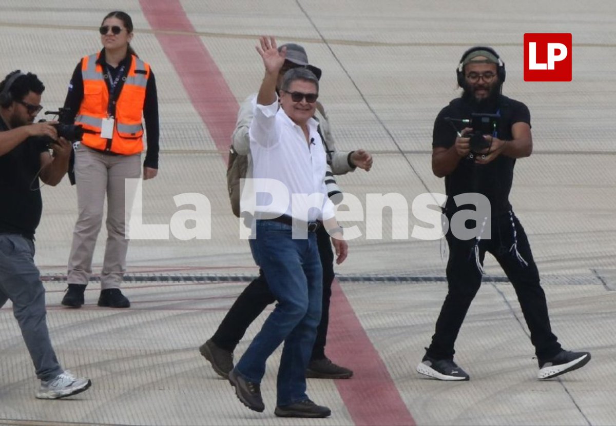 DiarioLaPrensa's tweet photo. 🇸🇴🔴Sonriente, saludando y con lentes de sol: así fue la llegada de Juan Orlando Hernández a Honduras tras cuatro años fuera del país. El expresidente aterrizó este domingo en el Aeropuerto Internacional de Palmerola, marcando su retorno luego de su salida hacia Estados Unidos en 2022.

JOH fue recibido por familiares y simpatizantes que llegaron hasta la terminal aérea, mientras enfrenta ahora un nuevo capítulo en Honduras, donde deberá presentarse ante la justicia por procesos pendientes. #JuanOrlandoHernández #JOH

Fotos: David Romero | LA PRENSA