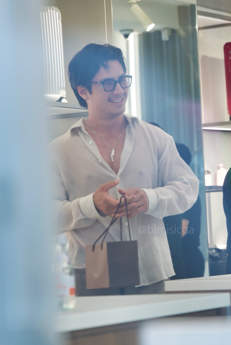 blmisicga's tweet photo. for those unfamiliar w Korea:
we don’t really have paparazzi here. there’s no way for them to make money
the reason korean fans post so many great photos is simply bc they love capturing beautiful moments when they like someone, they naturally want to preserve those memories 🥹 https://t.co/fy7EdGOzH9