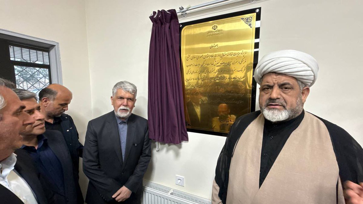 niknamc's tweet photo. سفر دو روزه وزیر فرهنگ به اردبیل،همزمان با هفته بزرگداشت اردبیل و سالروز استقرار دولت صفوی،فرصتی برای توجه دوباره به ریشه‌های هویت تاریخی و فرهنگی ایران است.افتتاح پروژه‌های فرهنگی،ادای احترام به میراث شیخ صفی‌الدین،نشان می‌دهد توسعه فرهنگی از دل تاریخ و هویت این سرزمین می‌گذرد. https://t.co/v8iNJajOh1